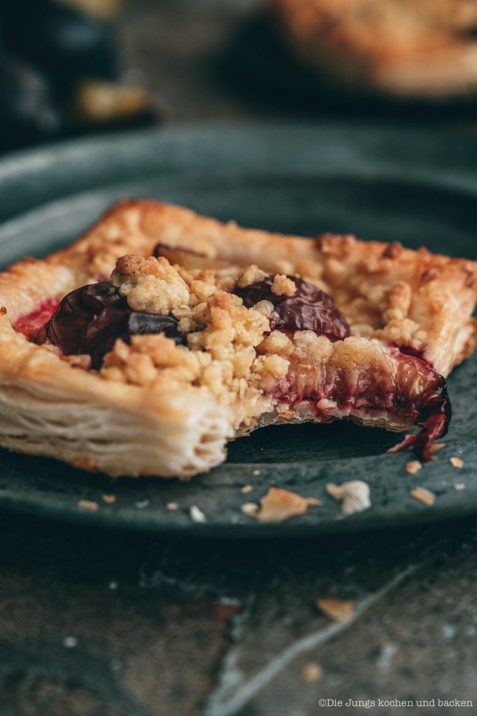 Rezept für ein einfaches Blätterteiggebäck. Pflaumen mit einer feinen Quarkcreme und knusprigen Streuseln - unwiderstehlich lecker und schnell für die Gäste gebacken!
